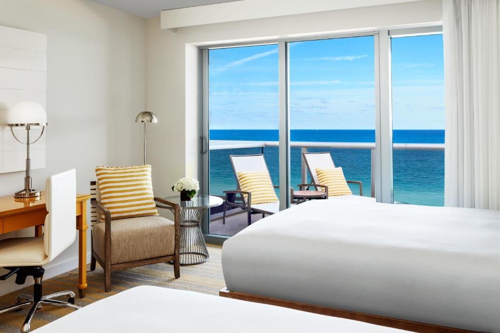 Camera quadrupla Premium con balcone e vista oceano Hilton Cabana Miami Beach