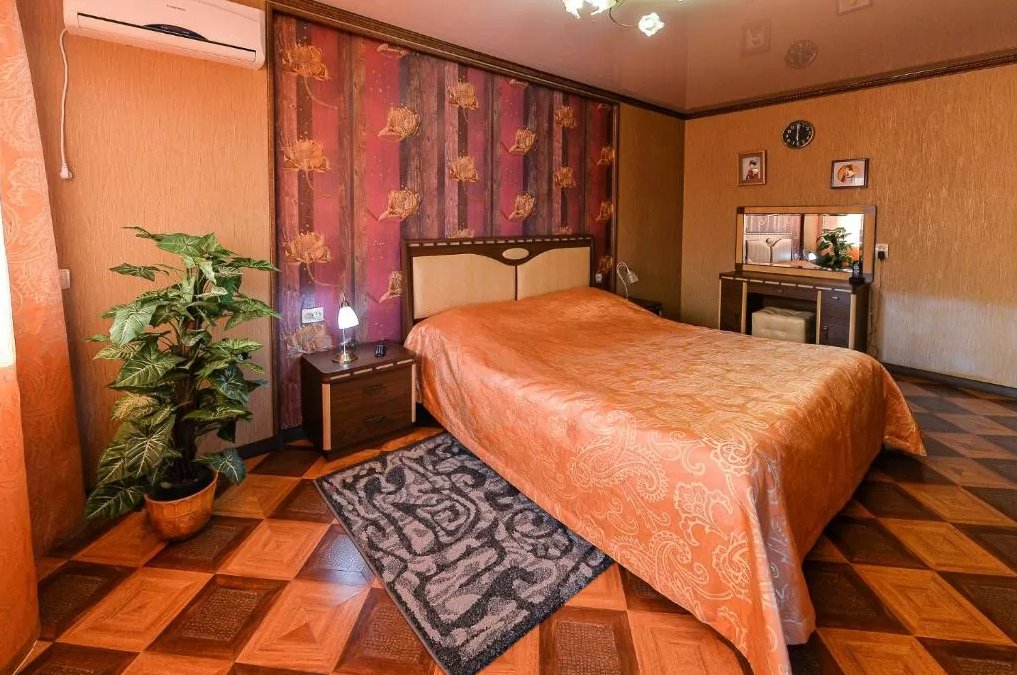 Купить комнату в оренбурге недорого. Большая спальня в гостинице Оренбурга. Квест мотель Оренбург. Американская гостиница Оренбург.
