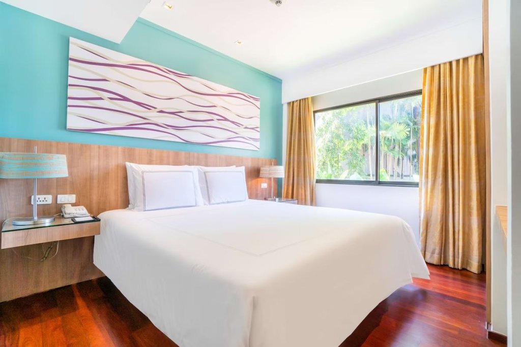 Четырёхместный люкс с террасой с 2 комнатами с видом на бассейн Radisson Resort and Suites Phuket