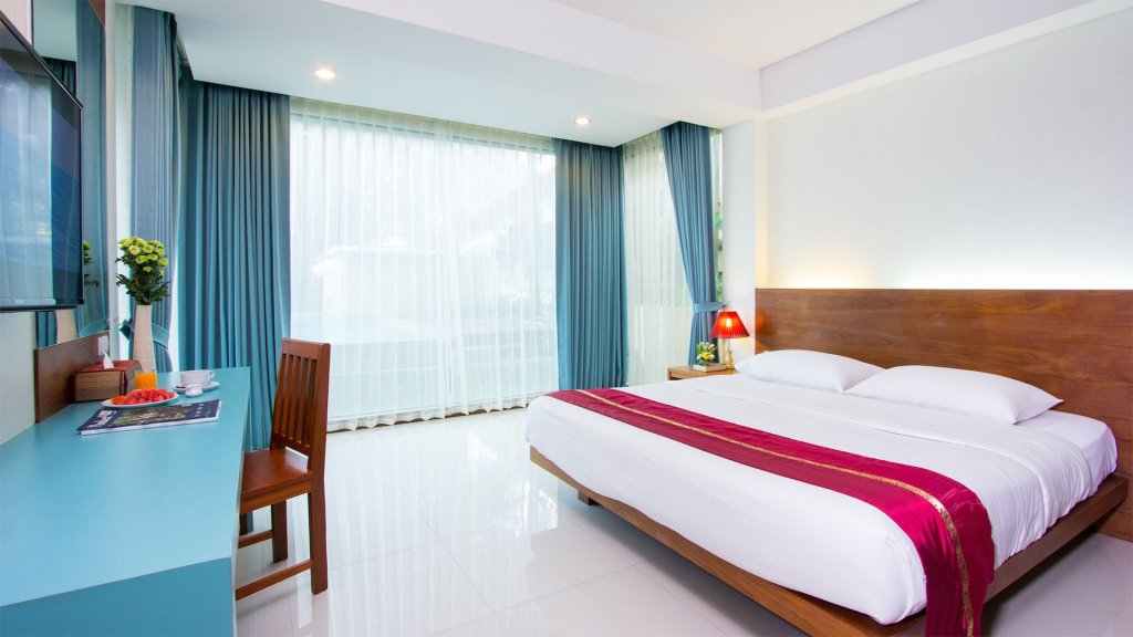 Четырёхместный семейный люкс с 2 комнатами Baan Karon Resort