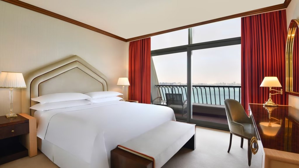 Двухместный люкс Diplomatic с балконом и с видом на море Sheraton Grand Doha Resort & Convention Hotel