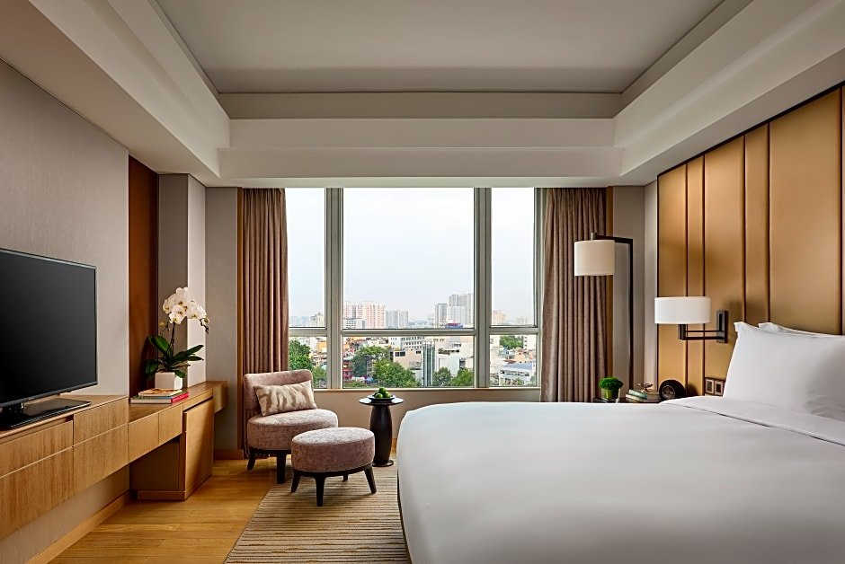Executive Double Suite with balcony New World Saigon Hotel