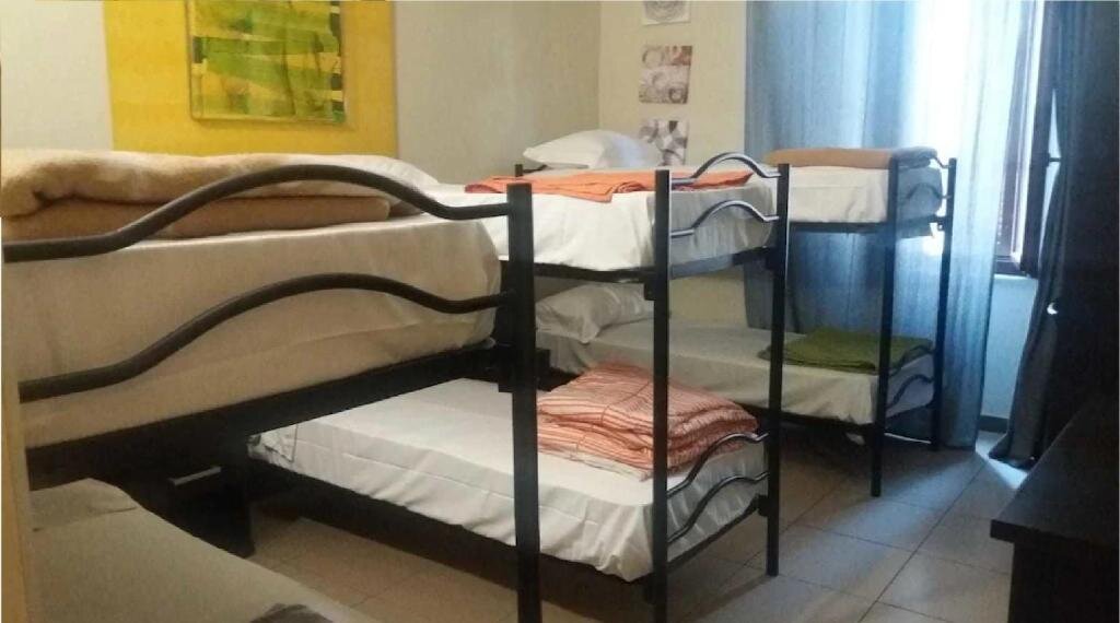 Кровать в общем номере (женский номер) San Lorenzo Hostel