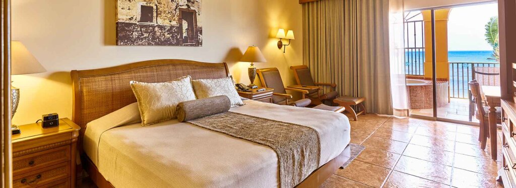 Четырёхместный люкс Deluxe c 1 комнатой beachfront The Royal Haciendas Resort & Spa