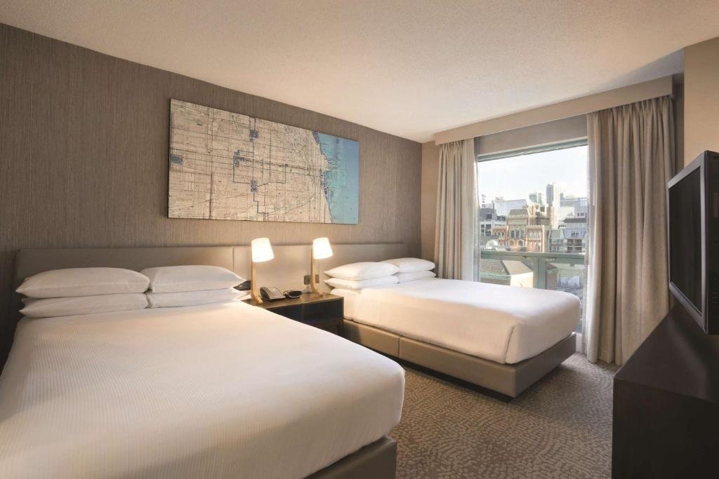 Четырёхместный люкс с видом на город Hilton Chicago Magnificent Mile Suites