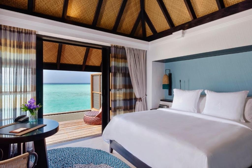Двухместная Water Villa with Pool Sunrise Four Seasons Resort Maldives at Kuda Huraa