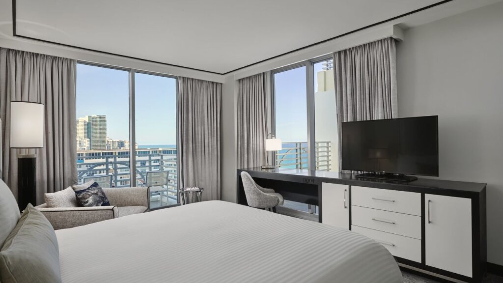 Двухместный люкс c 1 комнатой с балконом и с частичным видом на океан Loews Miami Beach Hotel