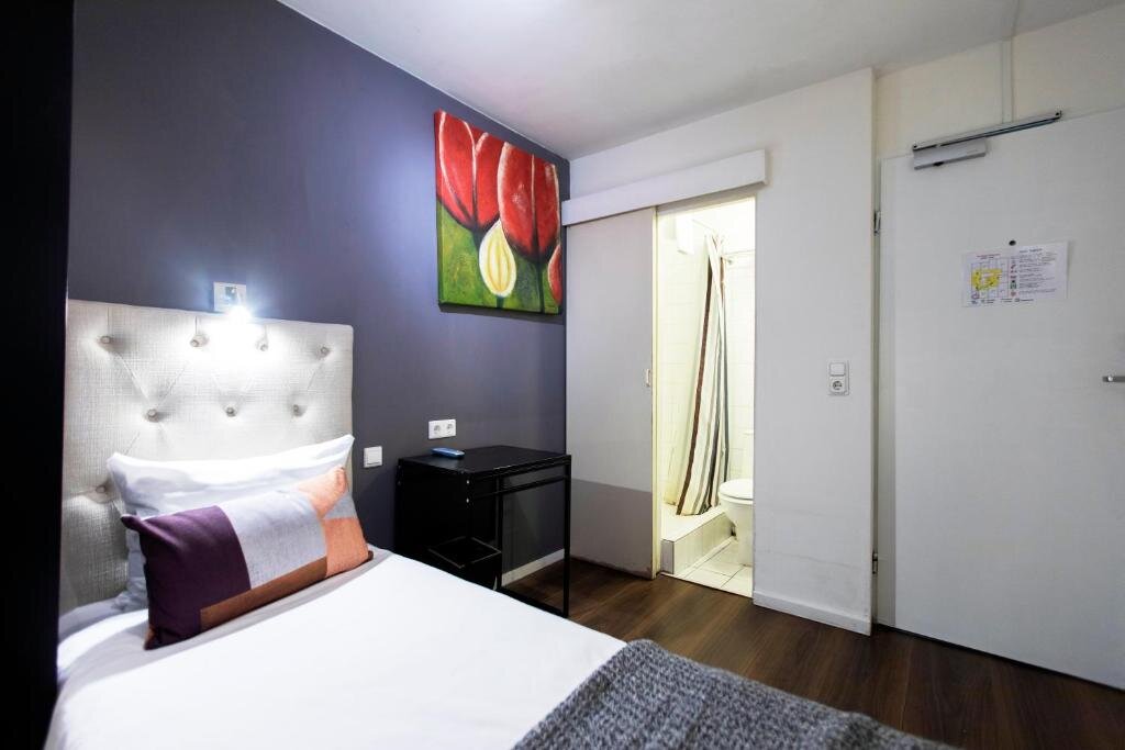 Low Budget Single room Quentin England Hotel