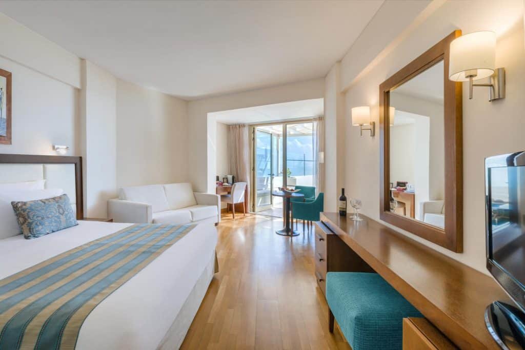 Двухместный люкс с частичным видом на море Отель Golden Bay Beach