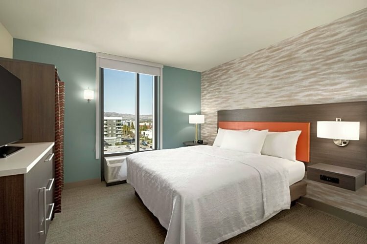 Двухместный люкс Accessible c 1 комнатой с балконом Home2 Suites By Hilton Woodland Hills Los Angeles