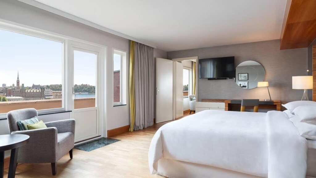 Люкс Club lounge access Corner Panoramic с видом на озеро Sheraton Stockholm Hotel