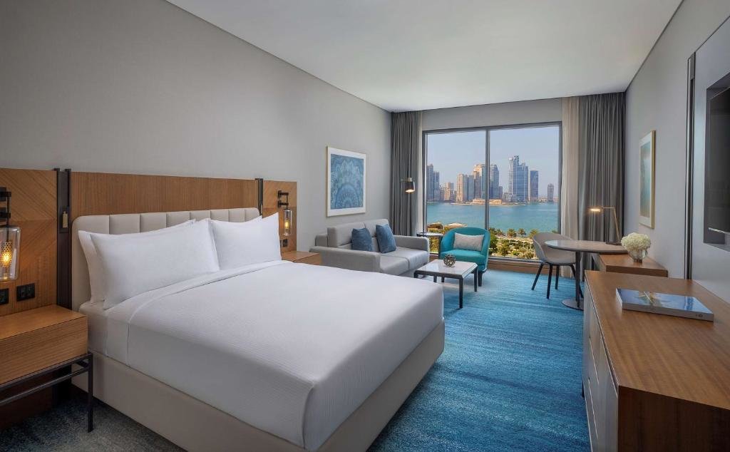 Семейные апартаменты Connecting с 3 комнатами DoubleTree by Hilton Sharjah Waterfront Hotel And Residences