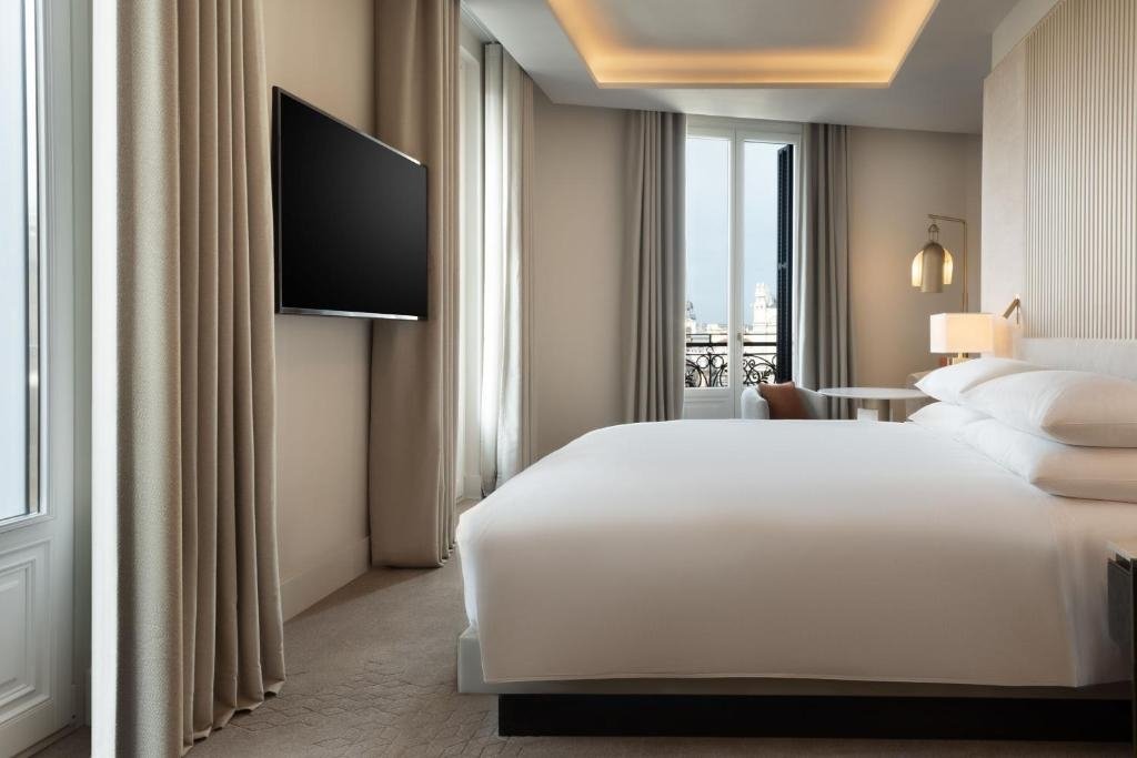 Premium Deluxe Corner Double room with city view JW Marriott Hotel Madrid