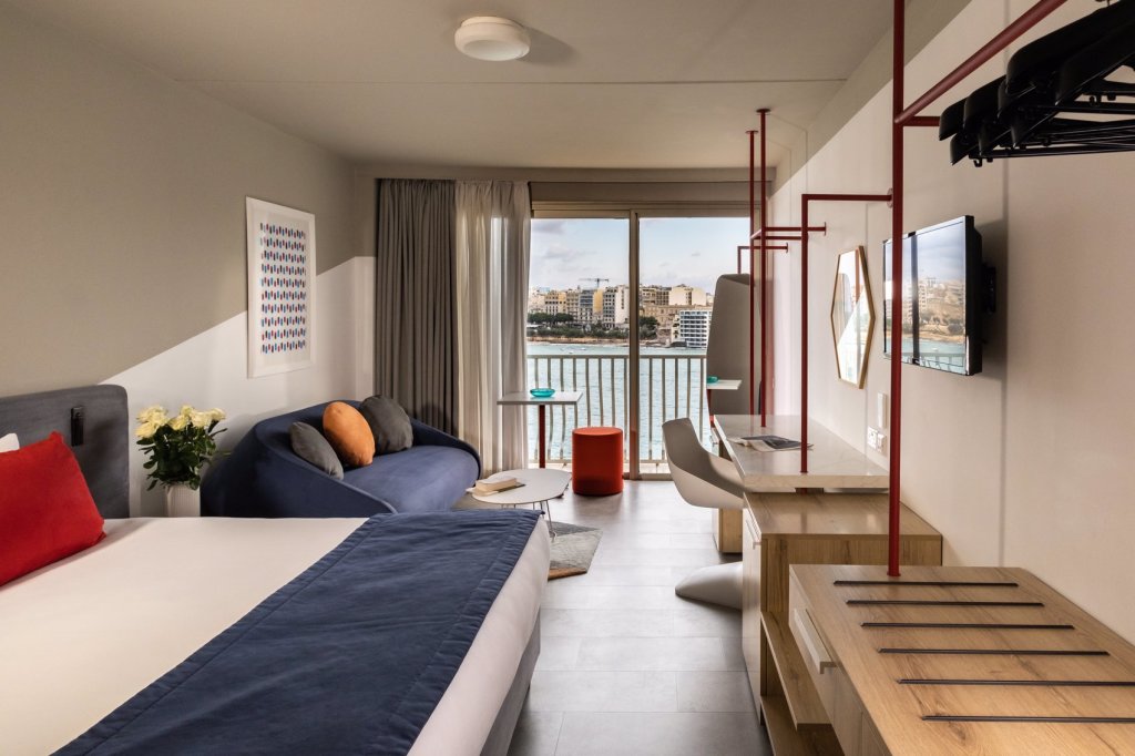 Двухместный полулюкс Deluxe с балконом и с видом на море Cavalieri Art Hotel