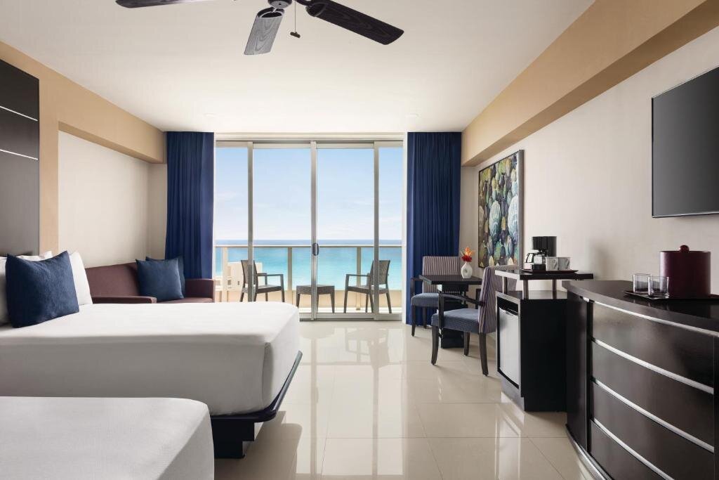 Четырёхместный люкс Standard с балконом Seadust Cancun Family Resort