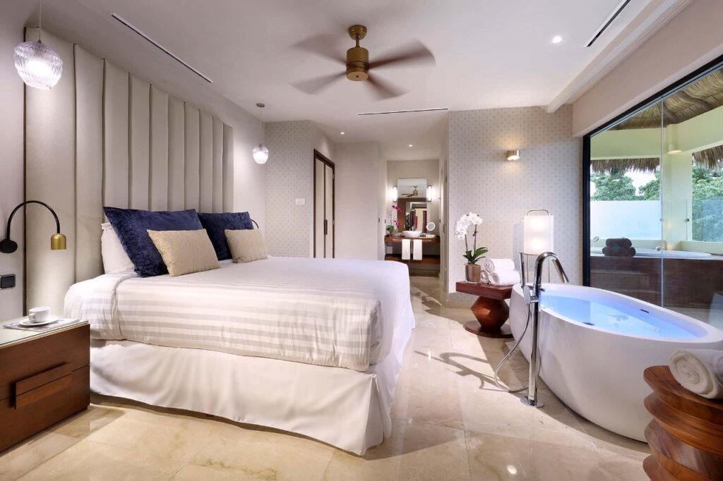 Четырёхместный люкс Ambassador с панорамным видом на океан Grand Palladium Vallarta Resort & Spa