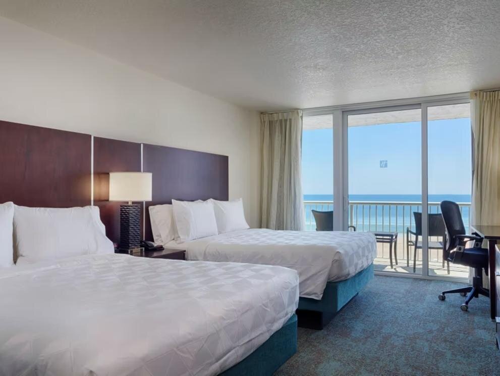 Четырёхместный номер Standard с видом на бассейн Holiday Inn Resort Daytona Beach Oceanfront, an IHG Hotel