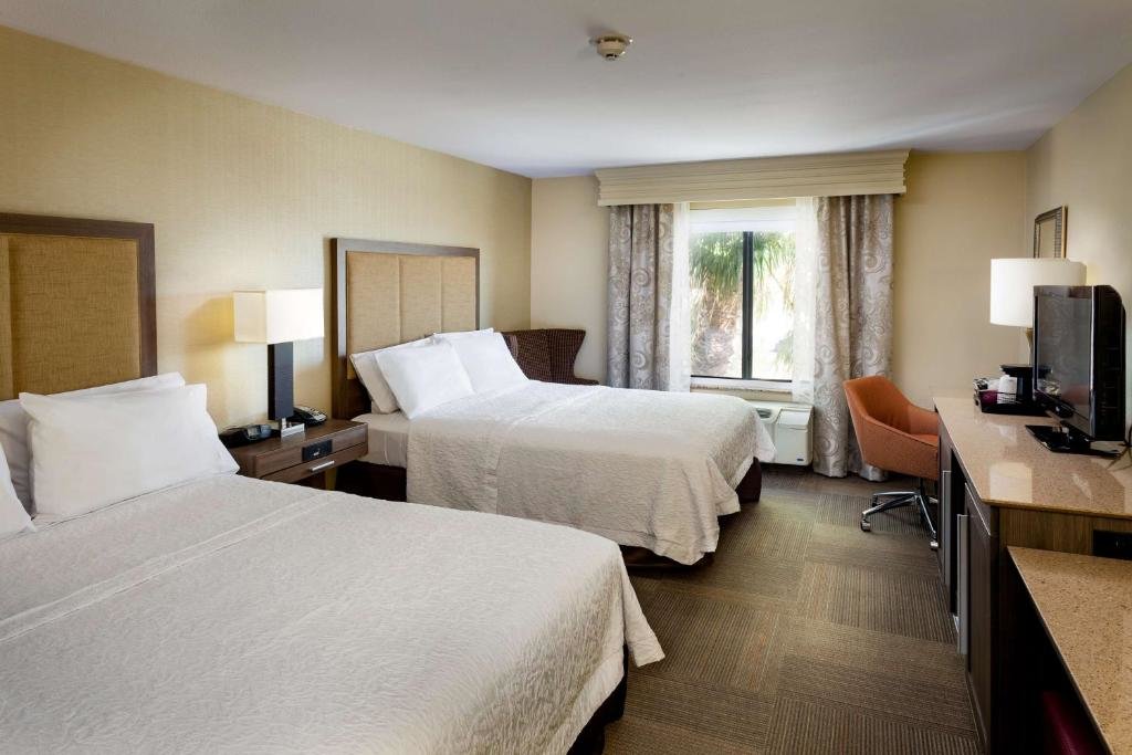 Четырёхместный номер Hampton Inn & Suites Las Vegas-Red Rock/Summerlin