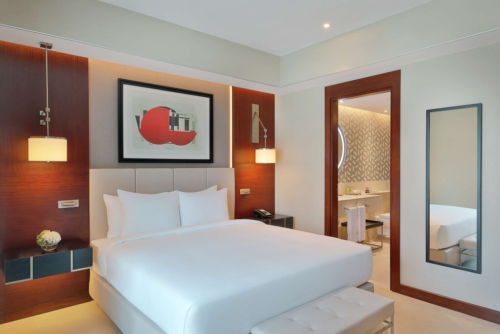 Семейный люкс с 2 комнатами с балконом и с видом на море Hilton Doha The Pearl