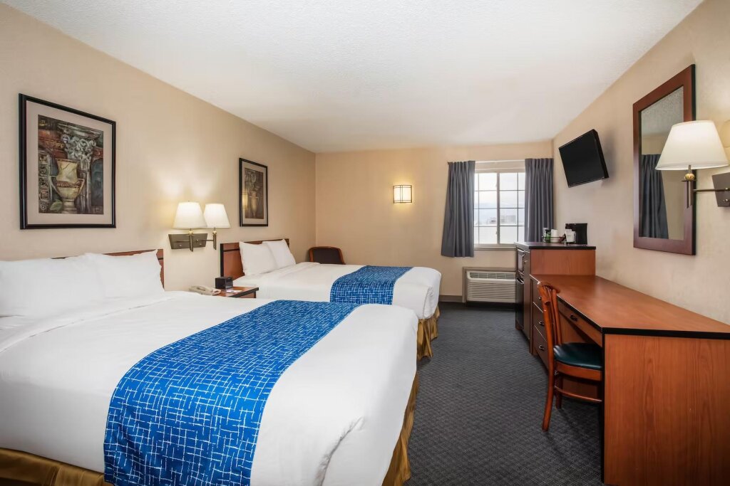Standard Quadruple room Travelodge by Wyndham Colorado Springs Airport/Peterson AFB
