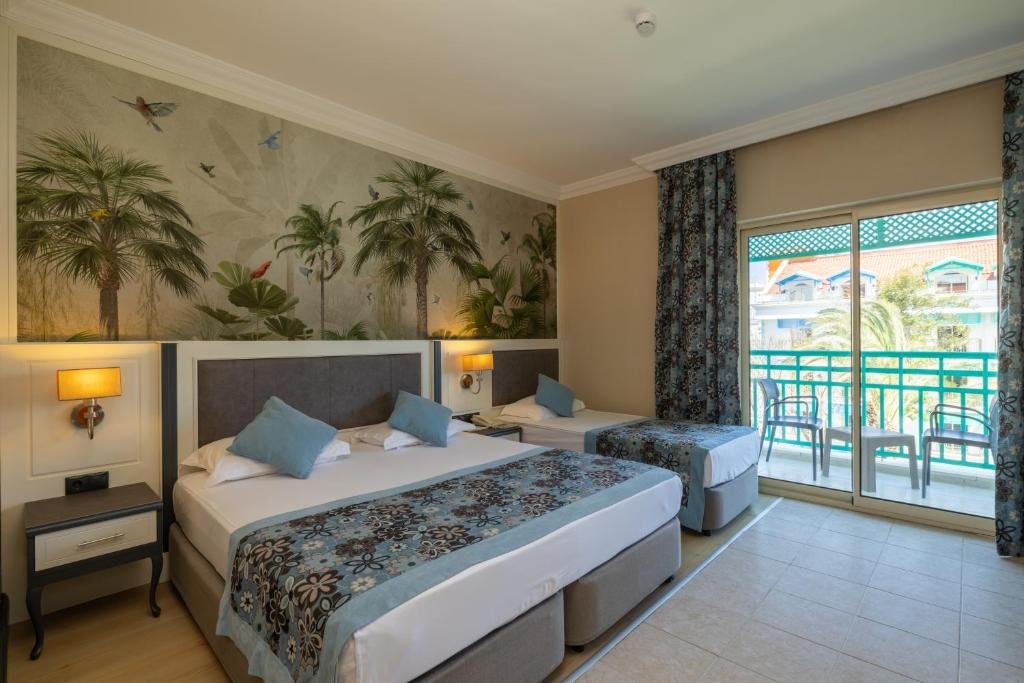 Трёхместный номер Standard Crystal Paraiso Verde Resort & Spa