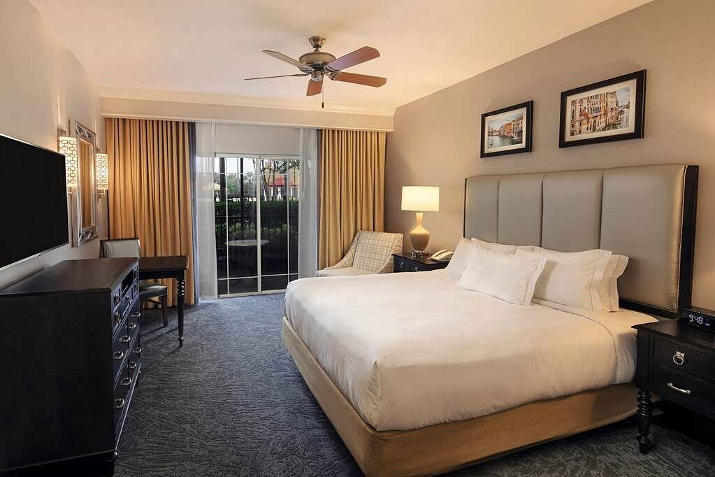 Четырёхместный люкс Mobility Accessible with Bathub с 2 комнатами Hilton Grand Vacations Club Tuscany Village Orlando