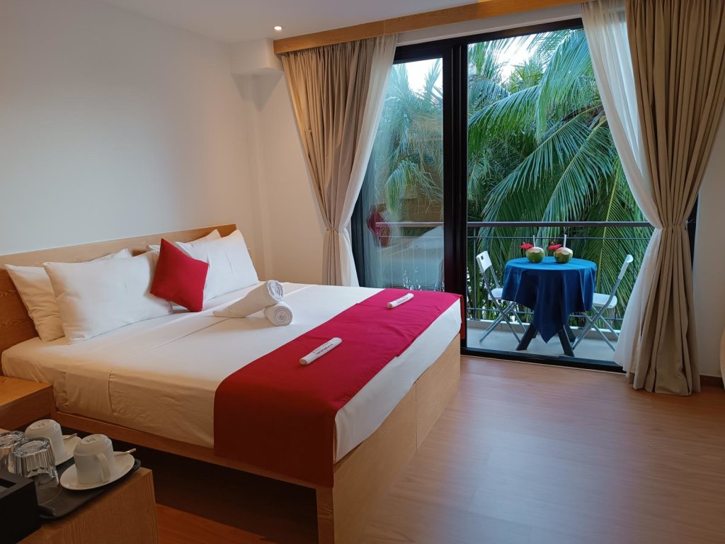 Deluxe Double room with balcony and with island view Ranthari Hotel and Spa Ukulhas Maldives