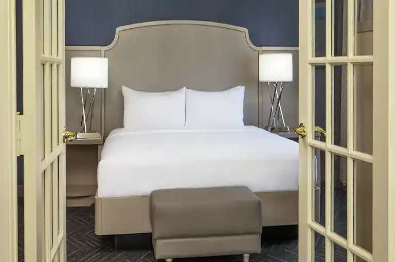 Двухместный люкс с 2 комнатами DoubleTree by Hilton Hotel Nashville Downtown