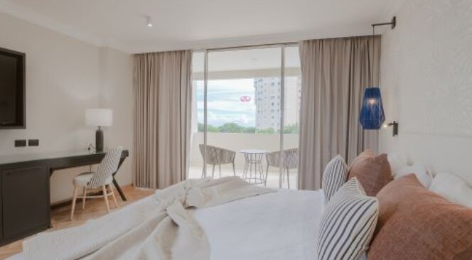 Двухместный люкс Master c 1 комнатой с видом на бассейн Dominican Fiesta Hotel