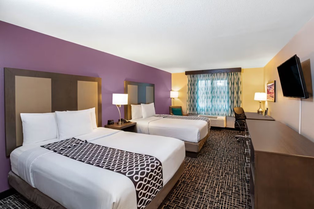 Четырёхместный номер La Quinta Inn & Suites by Wyndham Las Vegas Nellis
