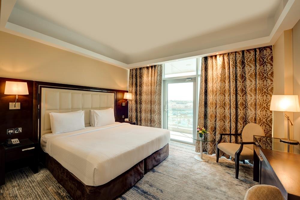 Четырёхместный Executive Deluxe люкс с видом на воду Copthorne Hotel Dubai