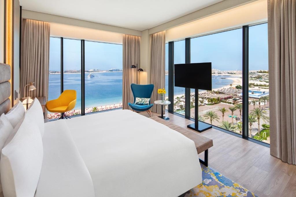 Двухместный номер Deluxe Panoramic beachfront voco Dubai The Palm, an IHG Hotel