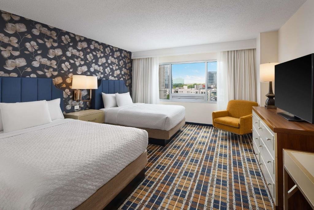 Четырёхместный люкс Standard с 2 комнатами Embassy Suites by Hilton Atlanta Buckhead