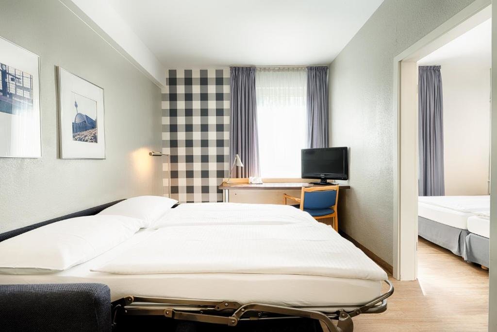 Четырёхместный номер Comfort enjoy hotel Berlin City Messe