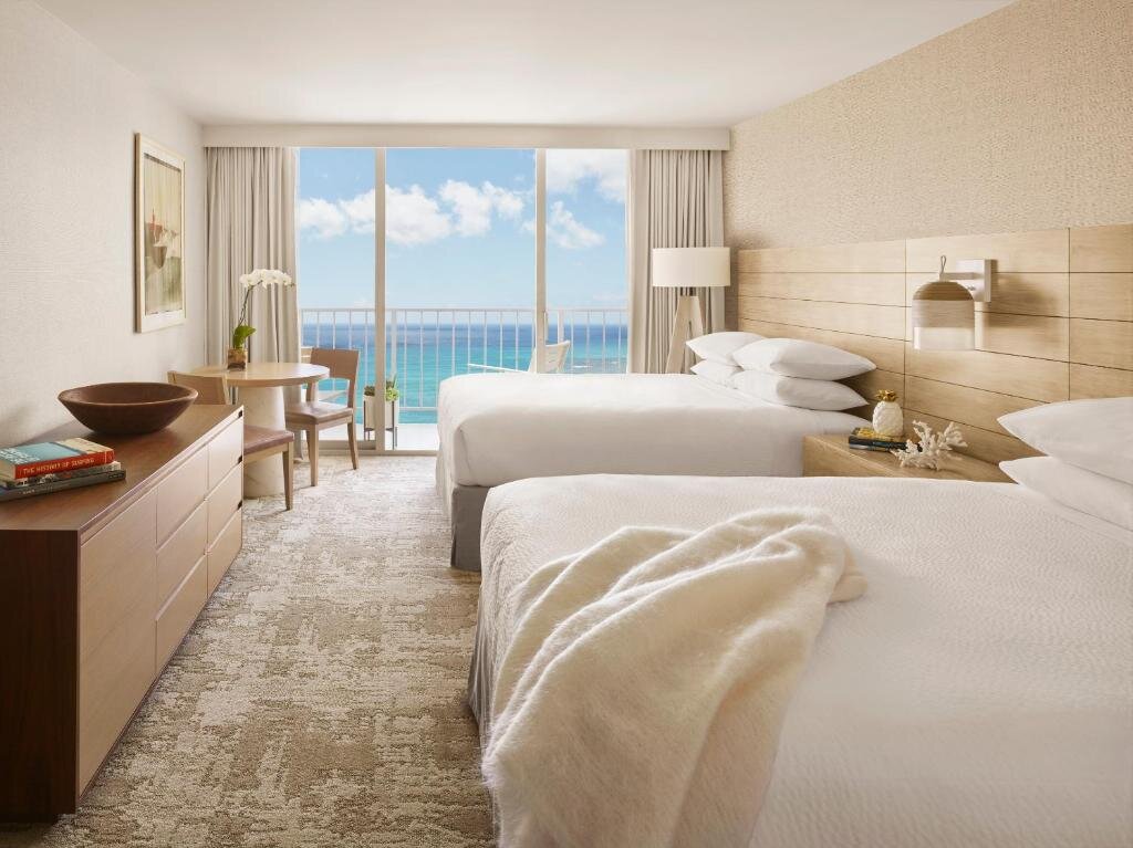 Четырёхместный номер Premier oceanfront 'Alohilani Resort Waikiki Beach