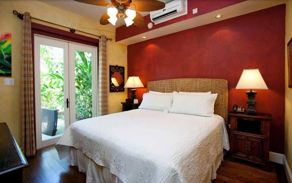 Двухместный люкс Coconut Hermosa Cove Villa Resort & Suites