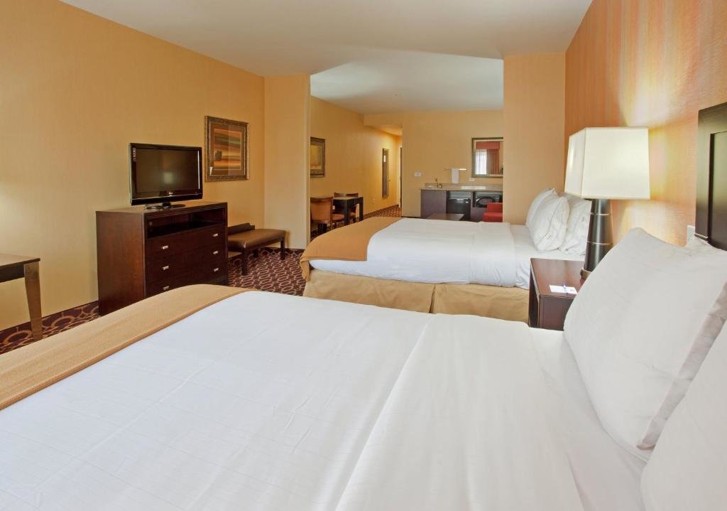 Suite quadrupla Holiday Inn Express & Suites Sacramento NE Cal Expo, an IHG Hotel