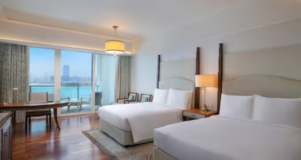 Четырёхместный номер Pearl Club с балконом и с видом на море Waldorf Astoria Dubai Palm Jumeirah