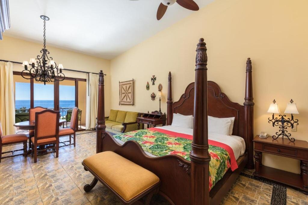 Четырёхместный люкс семейный с 2 комнатами Hacienda Encantada Resort & Spa