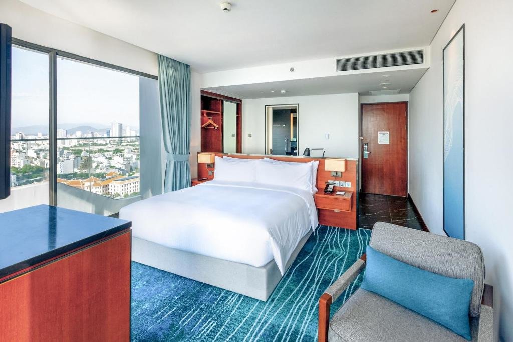 Panoramic Double room with balcony and with ocean view Hilton Garden Inn Da Nang