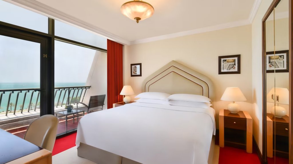 Двухместный полулюкс с балконом Sheraton Grand Doha Resort & Convention Hotel