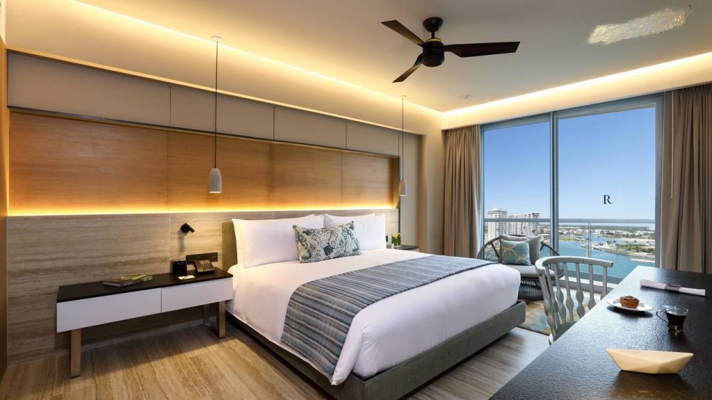 Doppel Suite 1 Schlafzimmer mit Balkon und with marina view Renaissance Cancun Resort & Marina