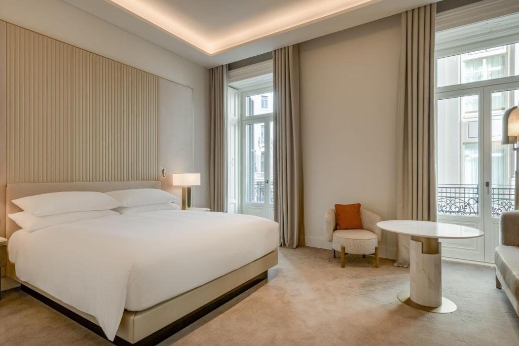 Premium Deluxe Double room with balcony and with city view JW Marriott Hotel Madrid
