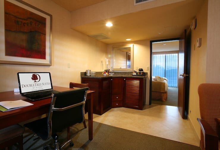 Четырёхместный люкс Deluxe с 2 комнатами DoubleTree Suites by Hilton Tucson Airport