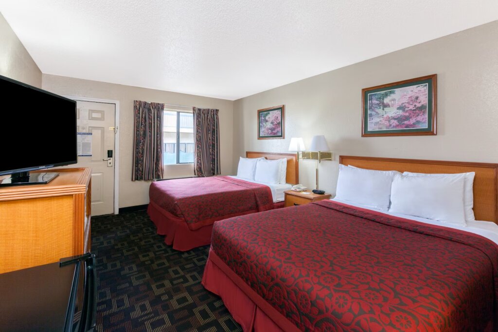 Standard quadruple chambre Days Inn by Wyndham Oklahoma City West