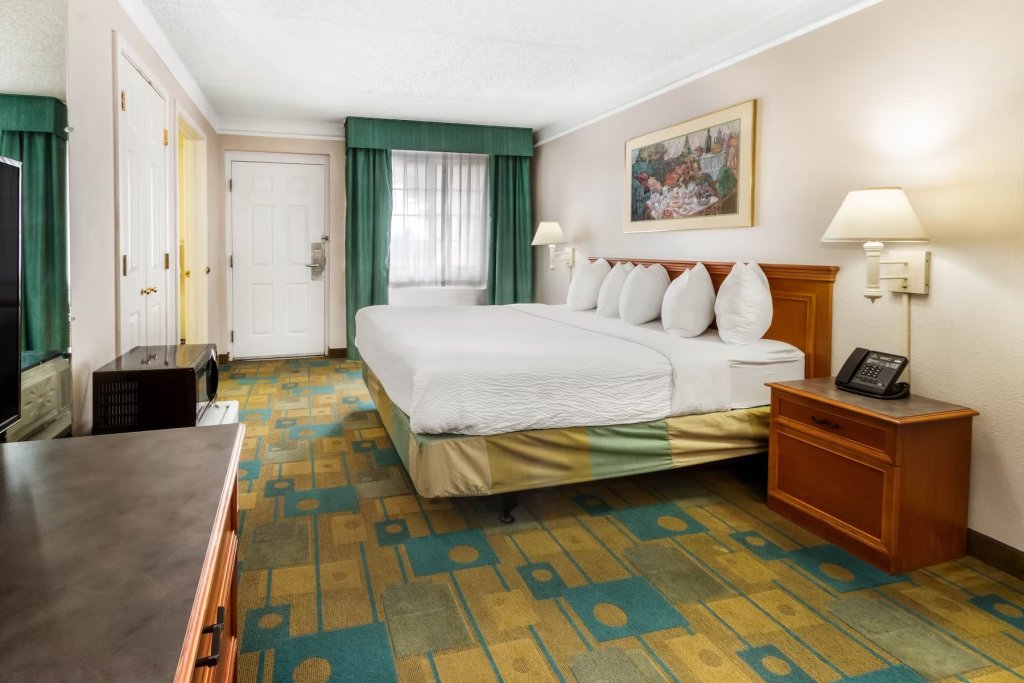Двухместный номер with Roll-In Shower Mobility Accessible La Quinta Inn by Wyndham Albuquerque Northeast