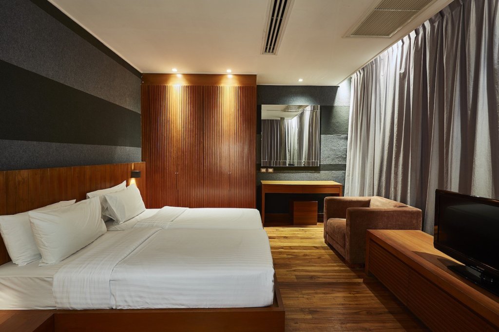 Люкс XL с 2 комнатами LUXX Langsuan Hotel - SHA Plus