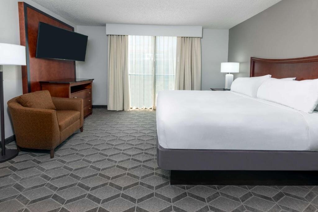 Люкс Premium с 2 комнатами Embassy Suites Dallas - Park Central Area