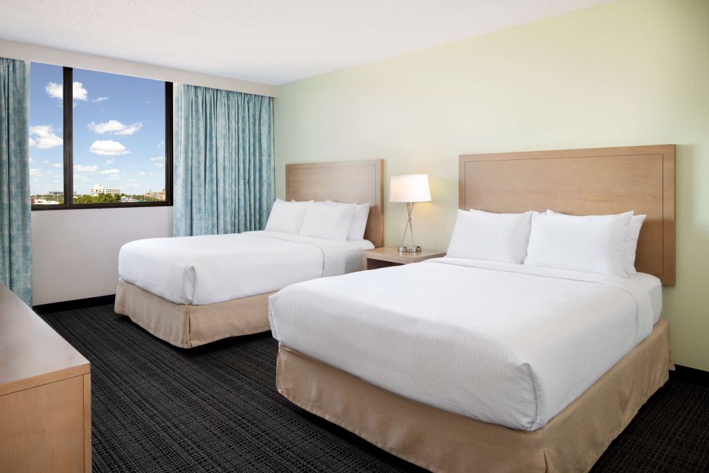 Четырёхместный Corner полулюкс с 2 комнатами Embassy Suites by Hilton Tampa Airport Westshore
