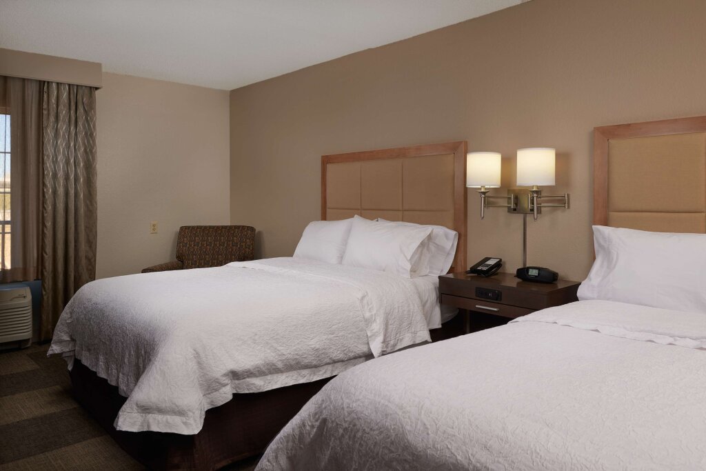 Четырёхместный номер Hampton Inn & Suites Phoenix/Scottsdale